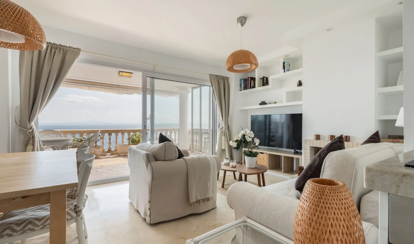 Flat with unique views on the seafront in Illetas - 1