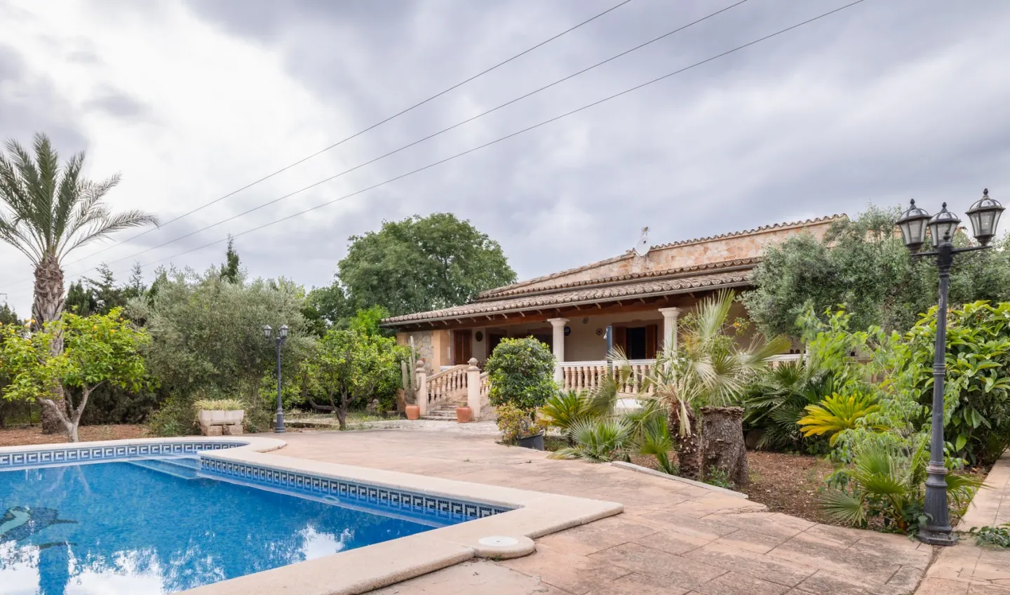 4 bedroom house for sale in Looseta - 1