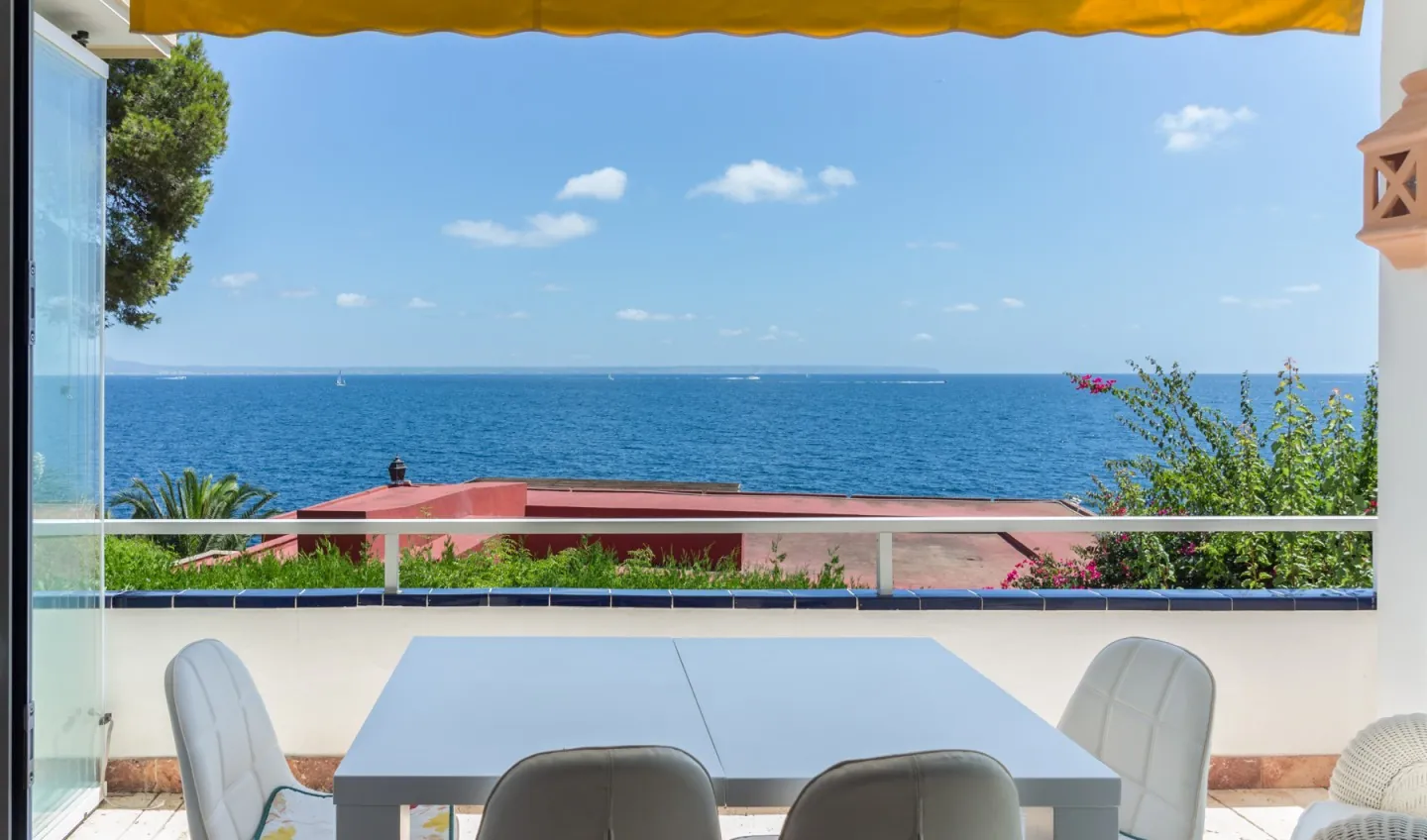 Exclusive seafront flat in Illetas - 1