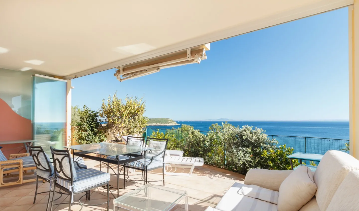 Ground floor with garden & sea views - 1