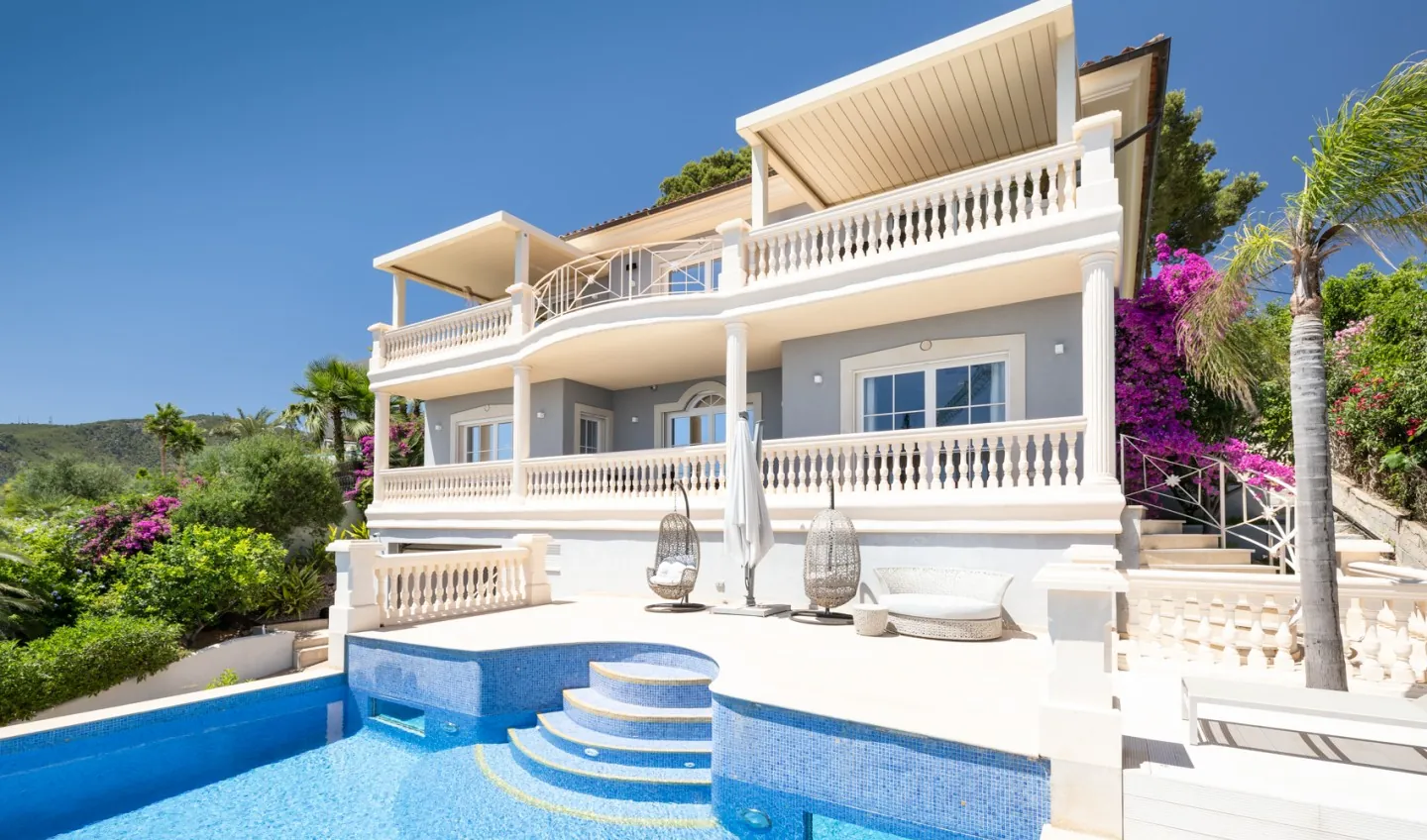 South-facing villa with pool and sea view - 1