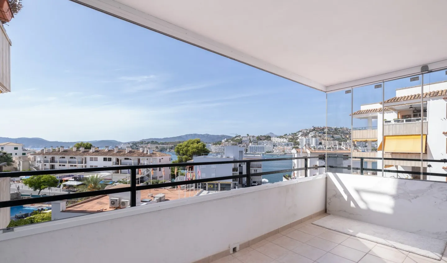 Sea view apartment in central Santa Ponça with pool and parking - 1