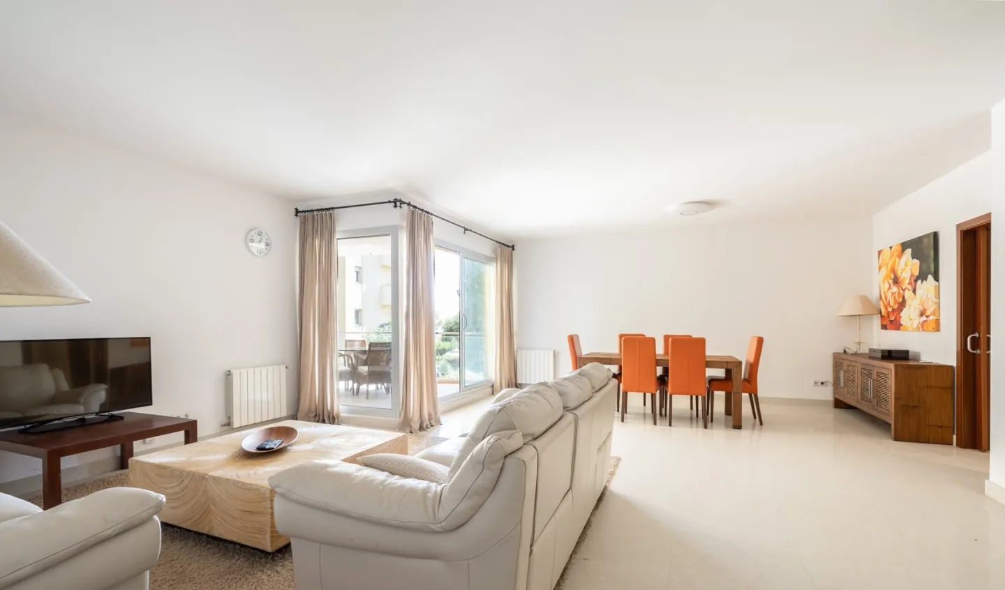 Spacious 4-bedroom apartment with terrace and sea views in Sol de Mallorca - 1