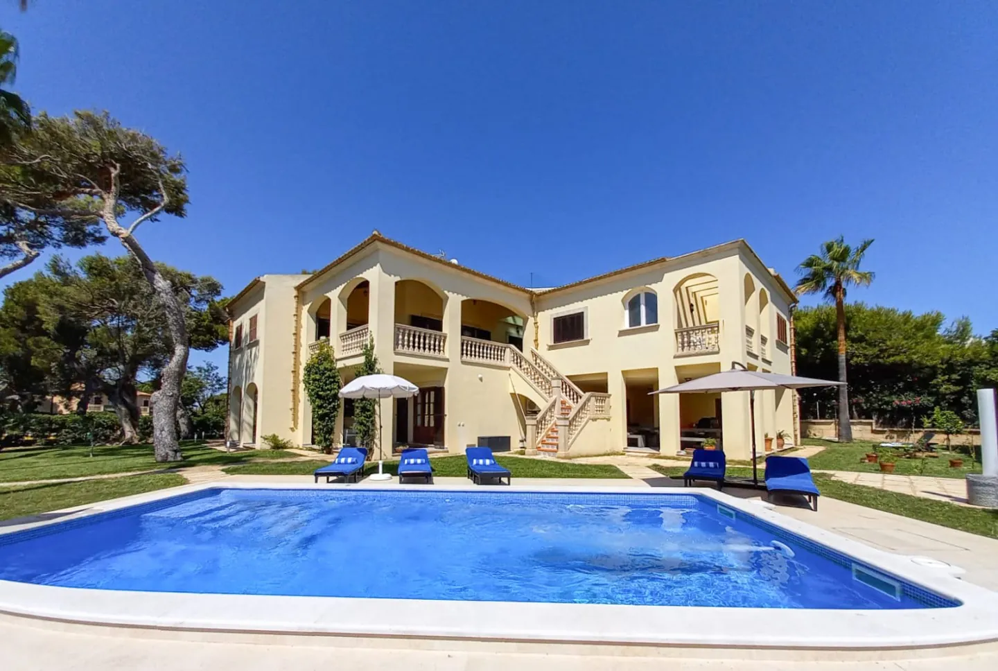 Deluxe villa with rental licence in Playa de Muro - 1