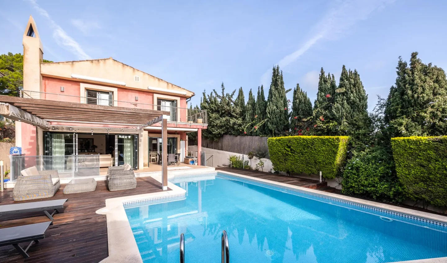 Bright family home with pool for sale in the prestigious pine area of Bonanova - 1