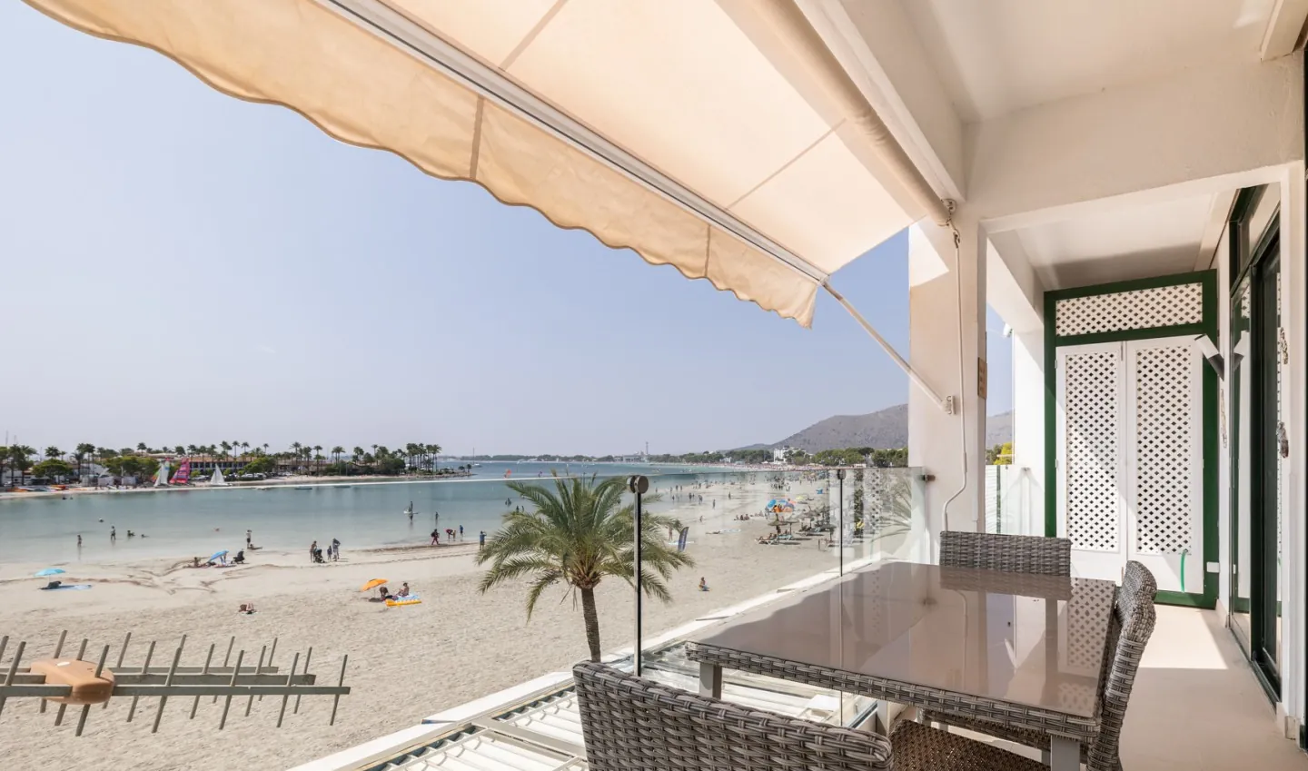 Holiday apartment on the frontline of the beach and marina - 1