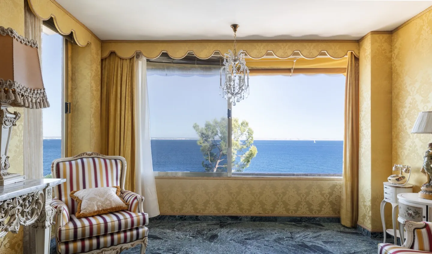 Investment Apartment on the Seafront with Panoramic Views over the Bay of Palma - 1