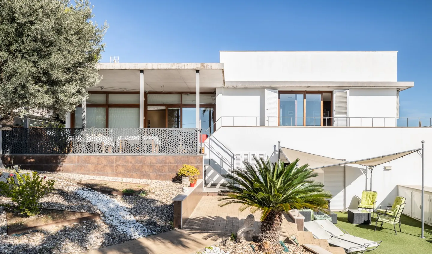 Modern villa with sea views in sought-after area - 1