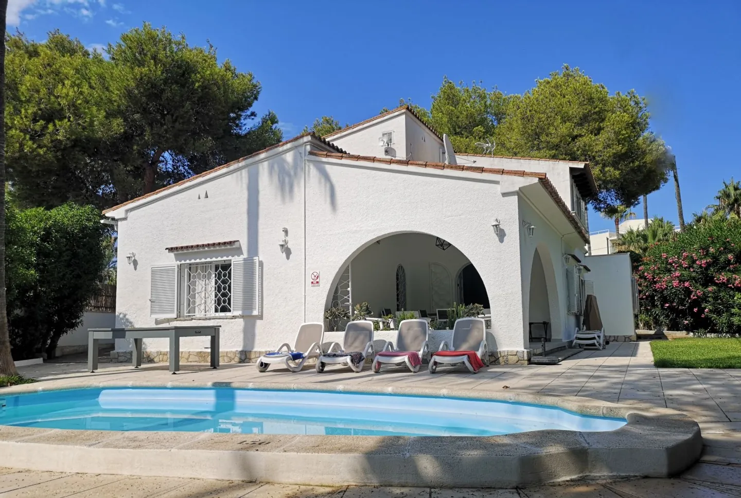 4-bedroom villa with pool - 1